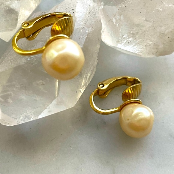VintageTrifari Perls Clip-on Earrings